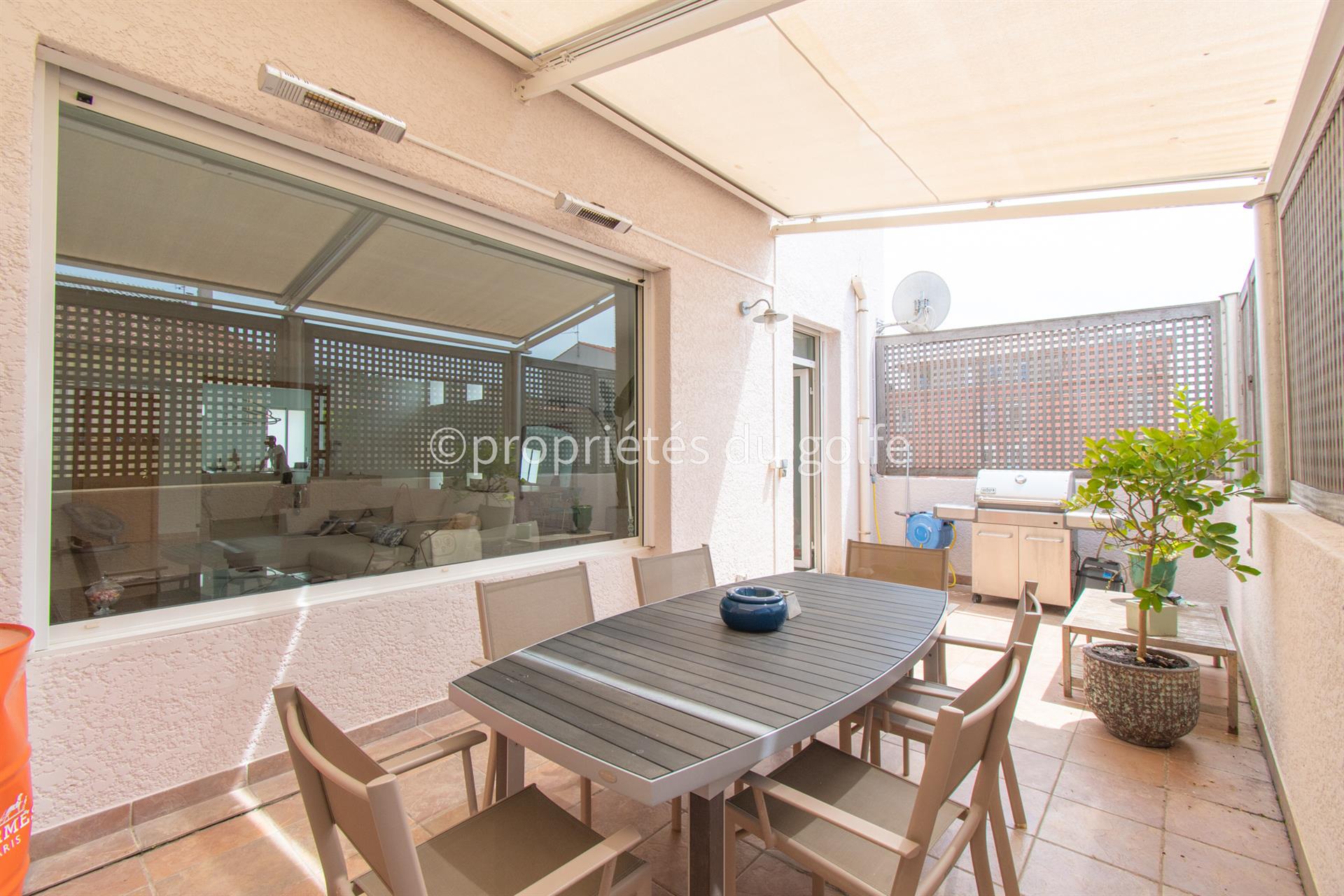 En el corazón del centro de Sete, hermoso apartamento dúplex F4 en la planta superior con terraza y
