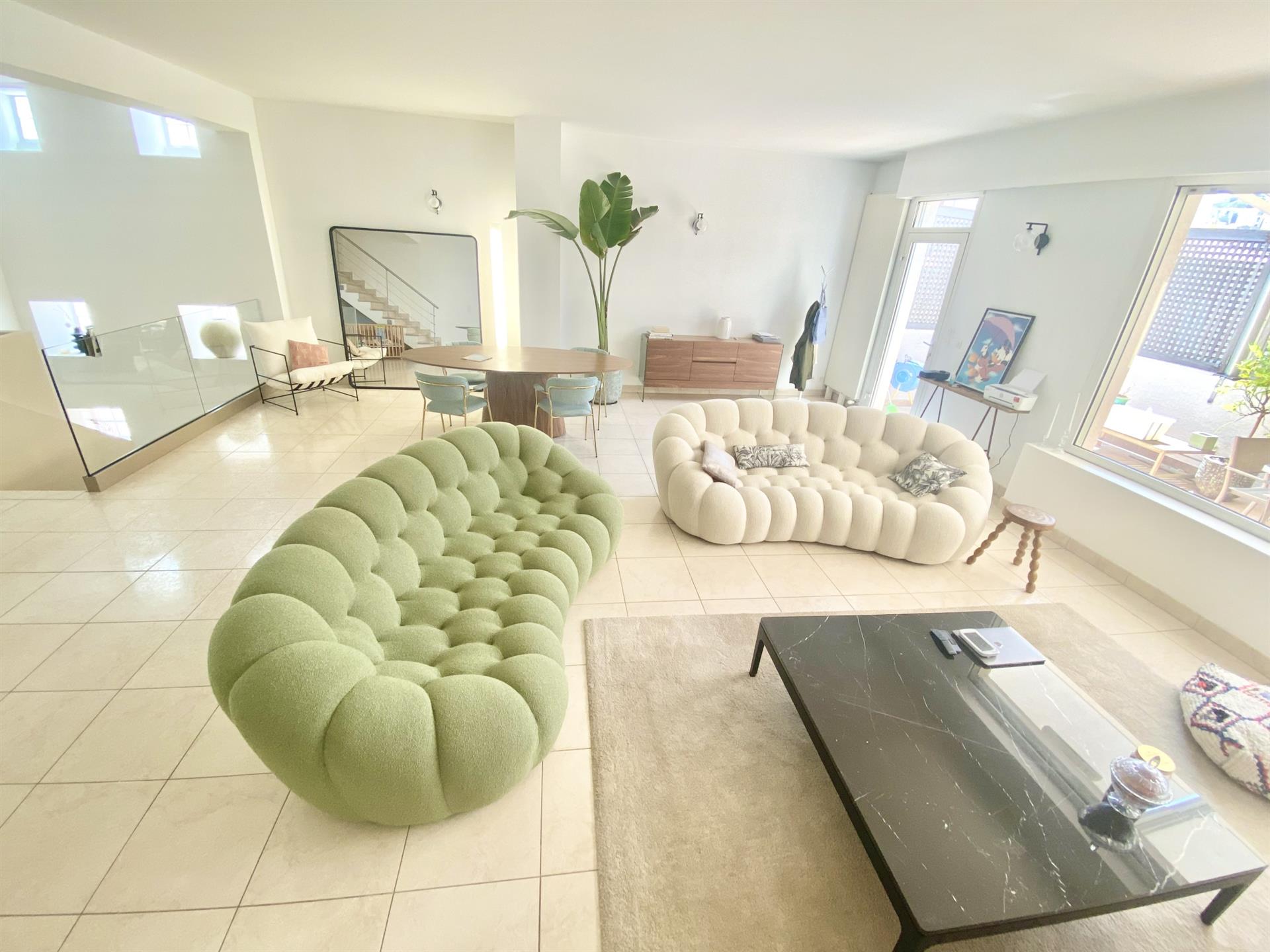 En el corazón del centro de Sete, hermoso apartamento dúplex F4 en la planta superior con terraza y
