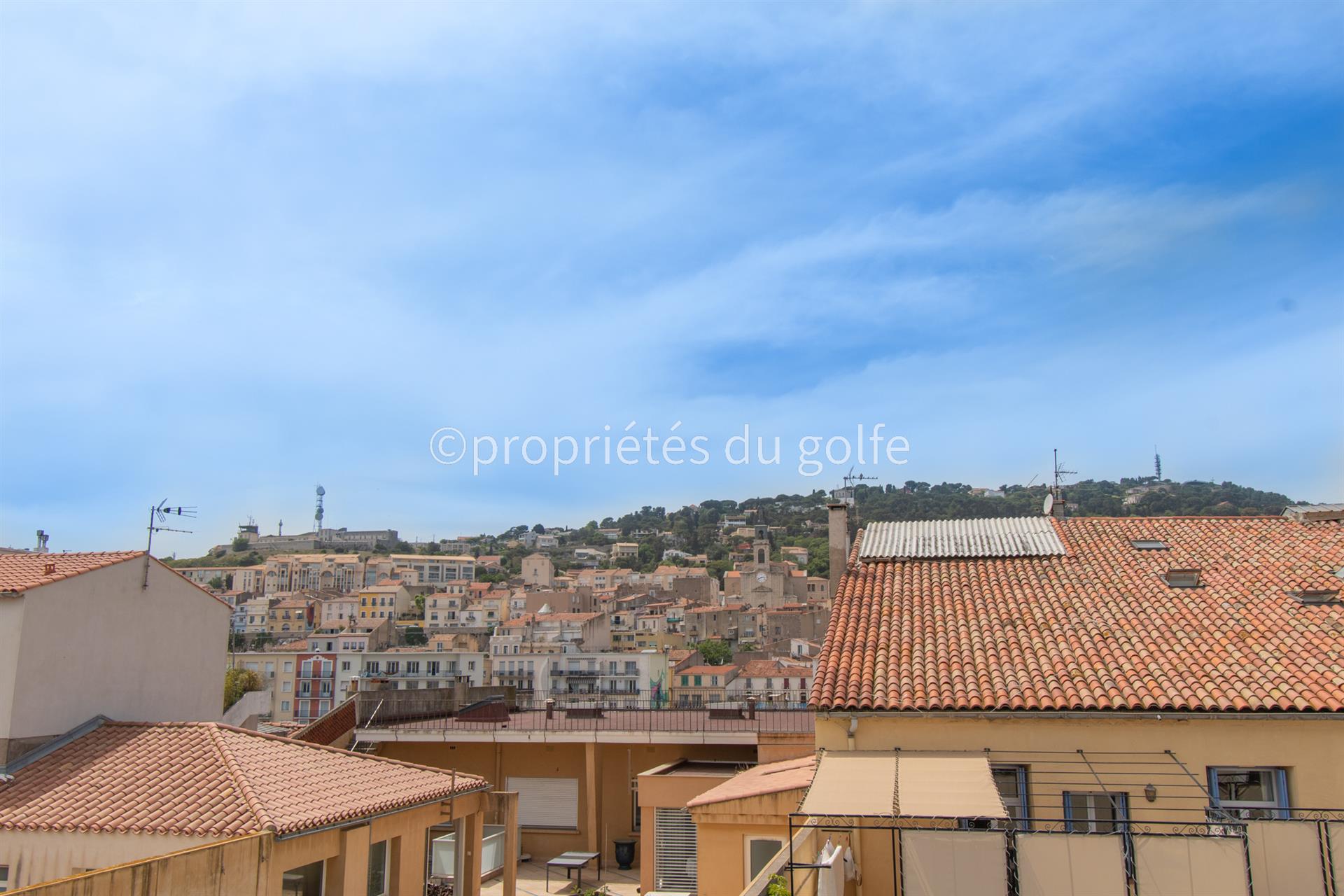En el corazón del centro de Sete, hermoso apartamento dúplex F4 en la planta superior con terraza y