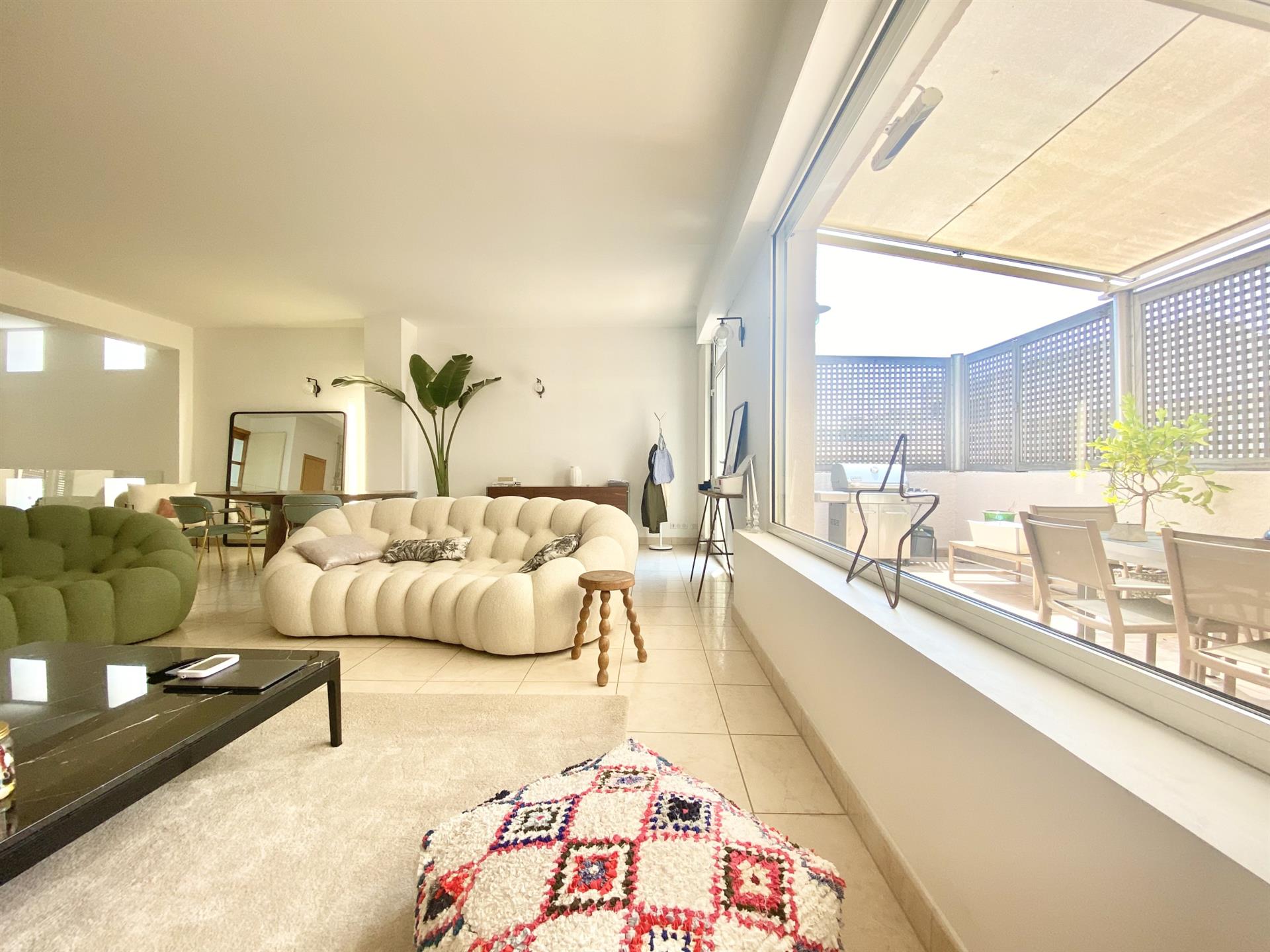 En el corazón del centro de Sete, hermoso apartamento dúplex F4 en la planta superior con terraza y