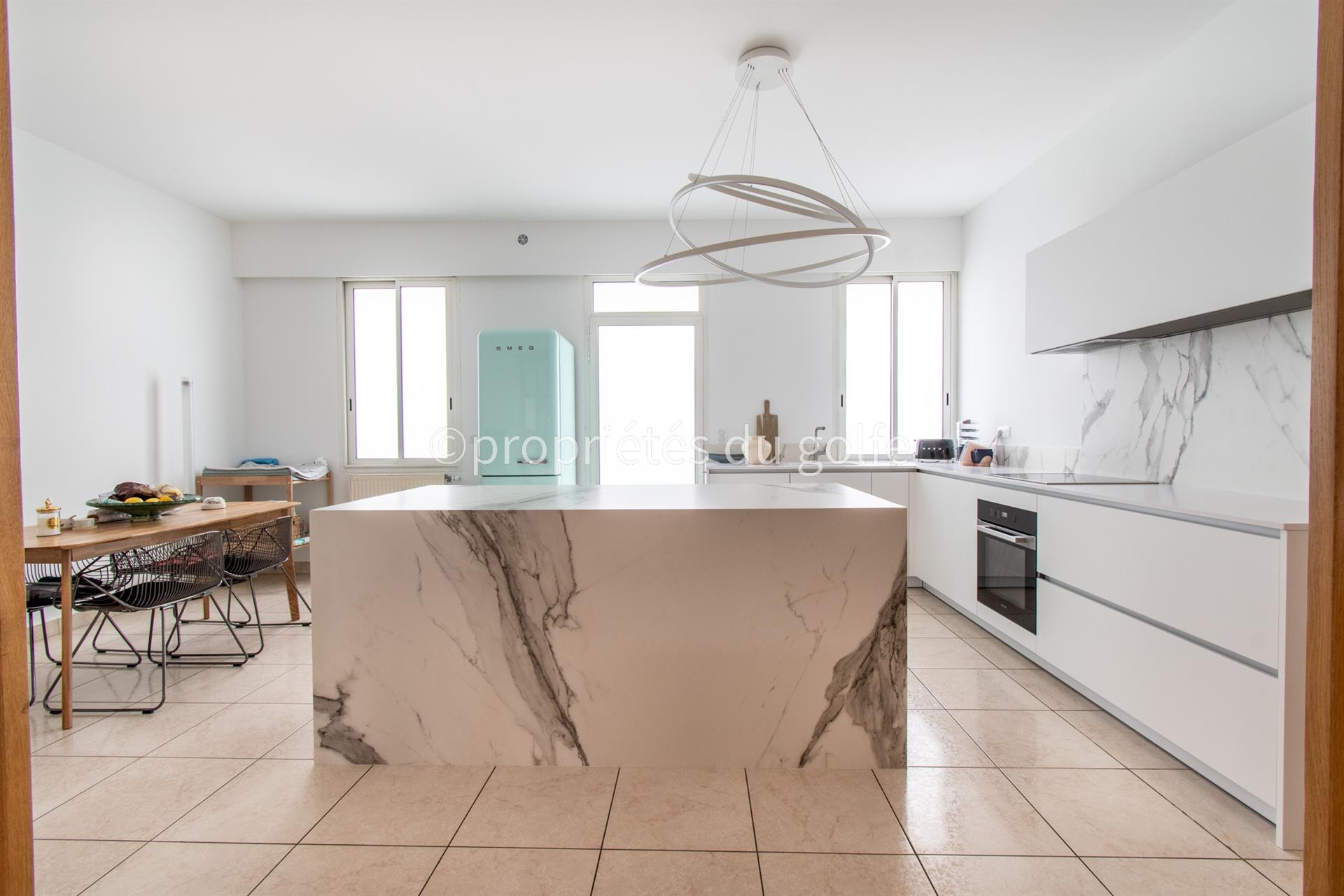 En el corazón del centro de Sete, hermoso apartamento dúplex F4 en la planta superior con terraza y