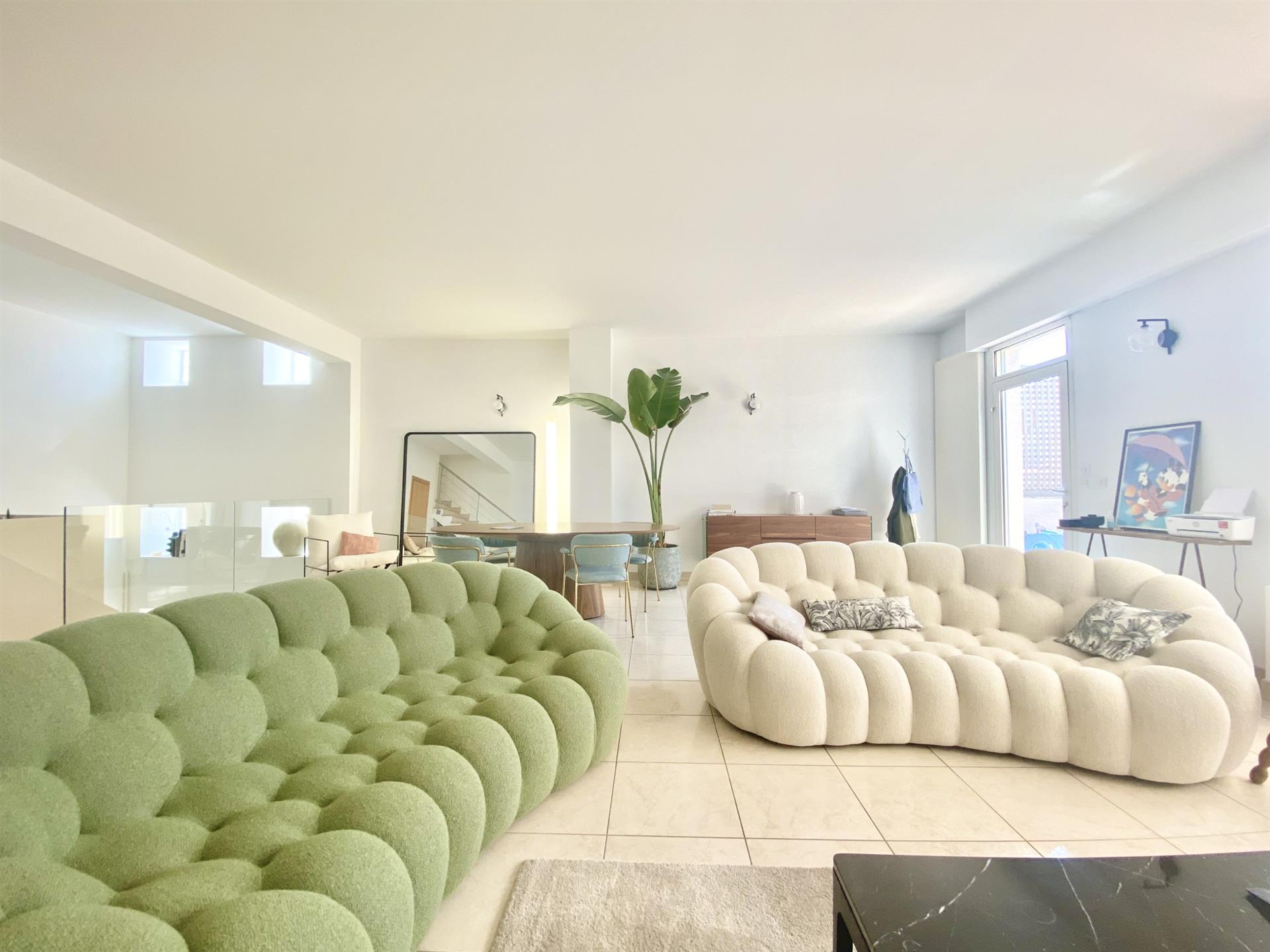 En el corazón del centro de Sete, hermoso apartamento dúplex F4 en la planta superior con terraza y