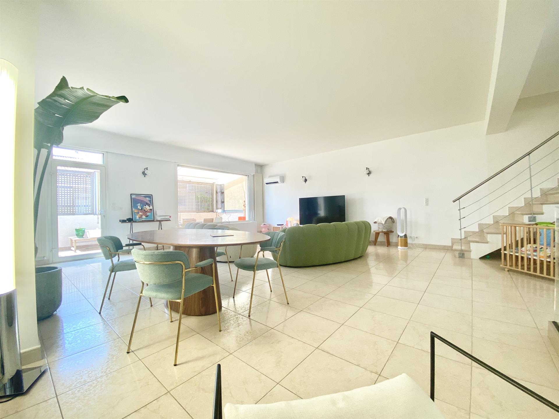 En el corazón del centro de Sete, hermoso apartamento dúplex F4 en la planta superior con terraza y