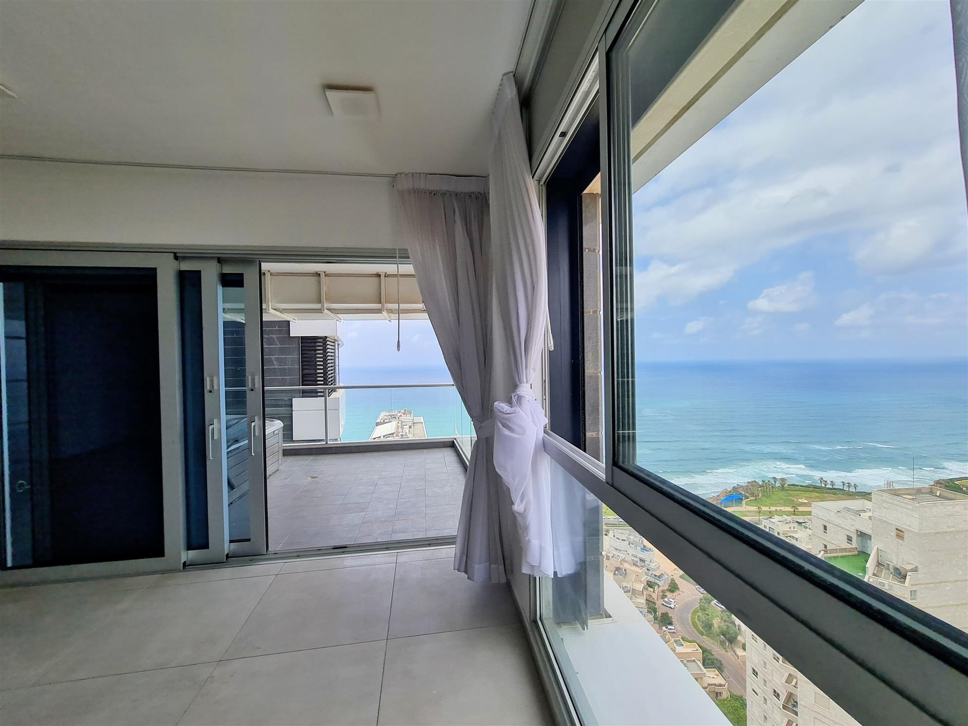 For sale in Lagoon Building, Netanya 