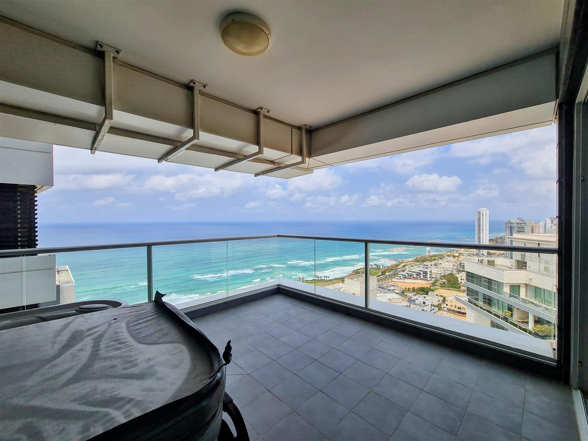 For sale in Lagoon Building, Netanya 