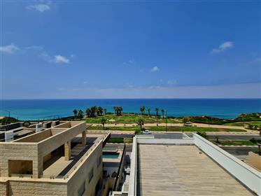 Zum Verkauf steht exklusiv ein neues Ferienhaus in Netanya in erster Linie zum Meer