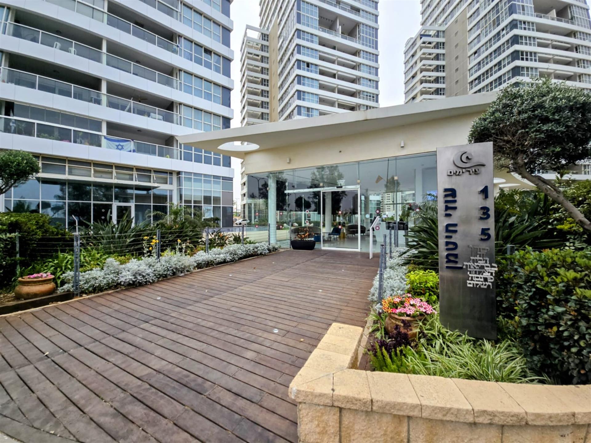 For sale a 5-room apartment in Ir Yamim Netanya