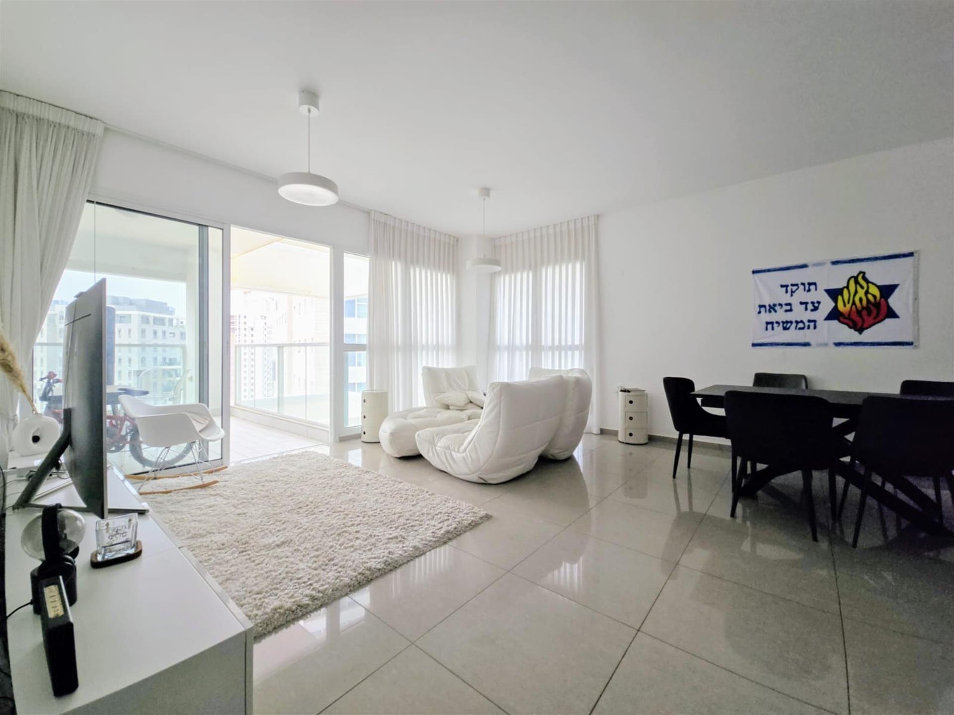 For sale a 5-room apartment in Ir Yamim Netanya