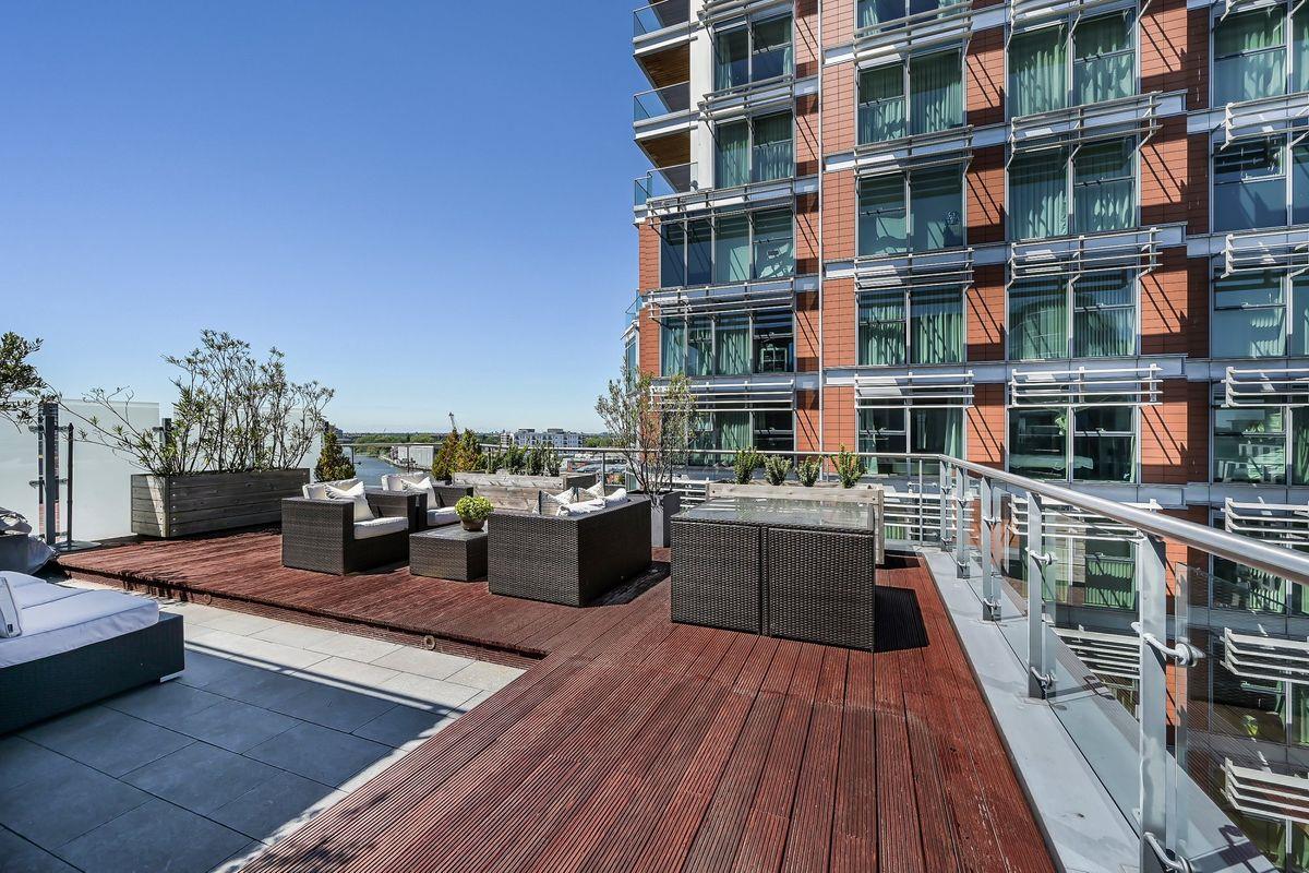 A gorgeous bright and spacious three bedroom apartment with wonderful views over the river Thames 