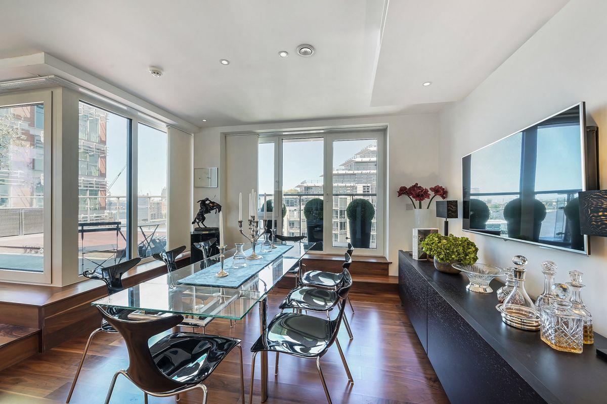 A gorgeous bright and spacious three bedroom apartment with wonderful views over the river Thames 
