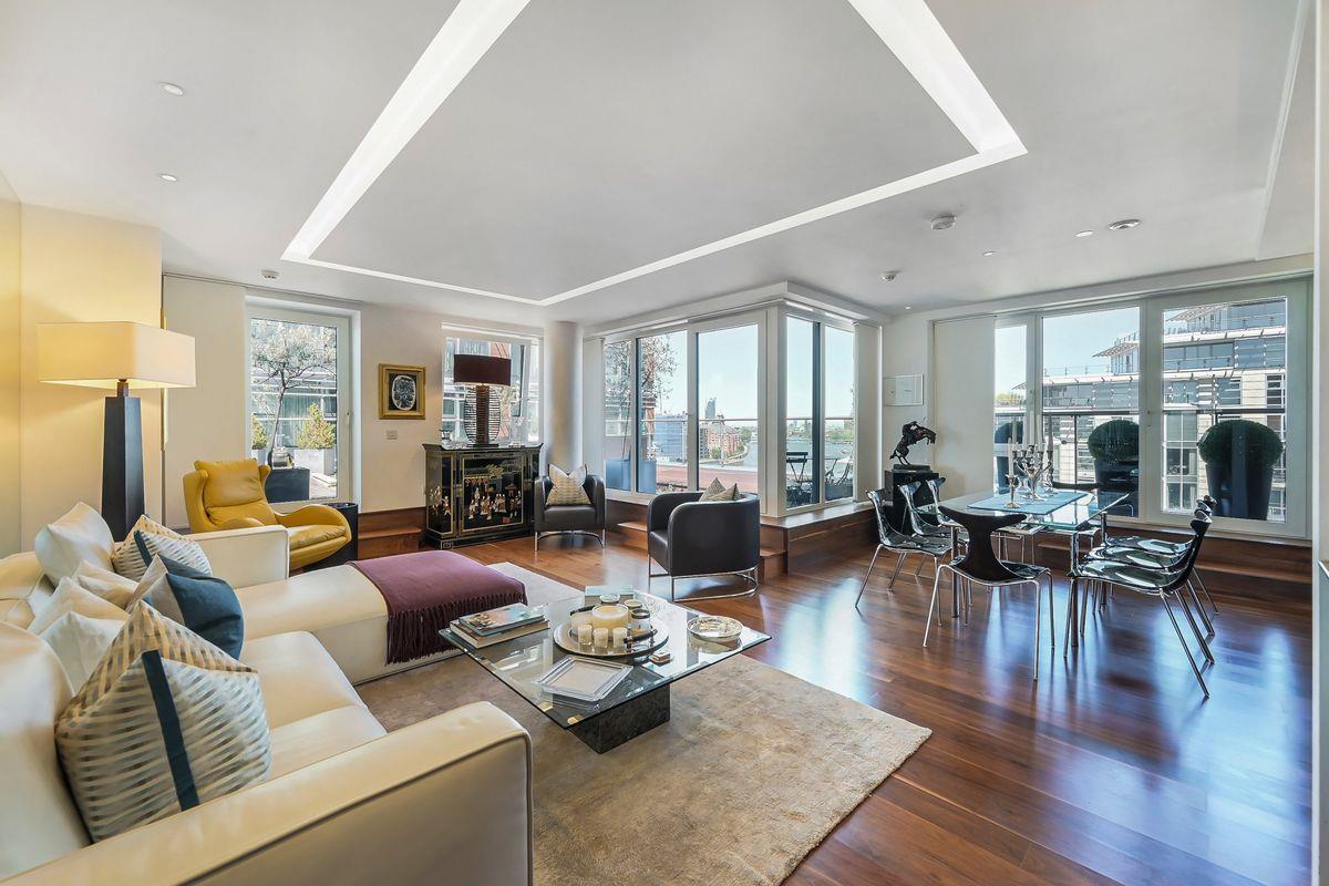 A gorgeous bright and spacious three bedroom apartment with wonderful views over the river Thames 