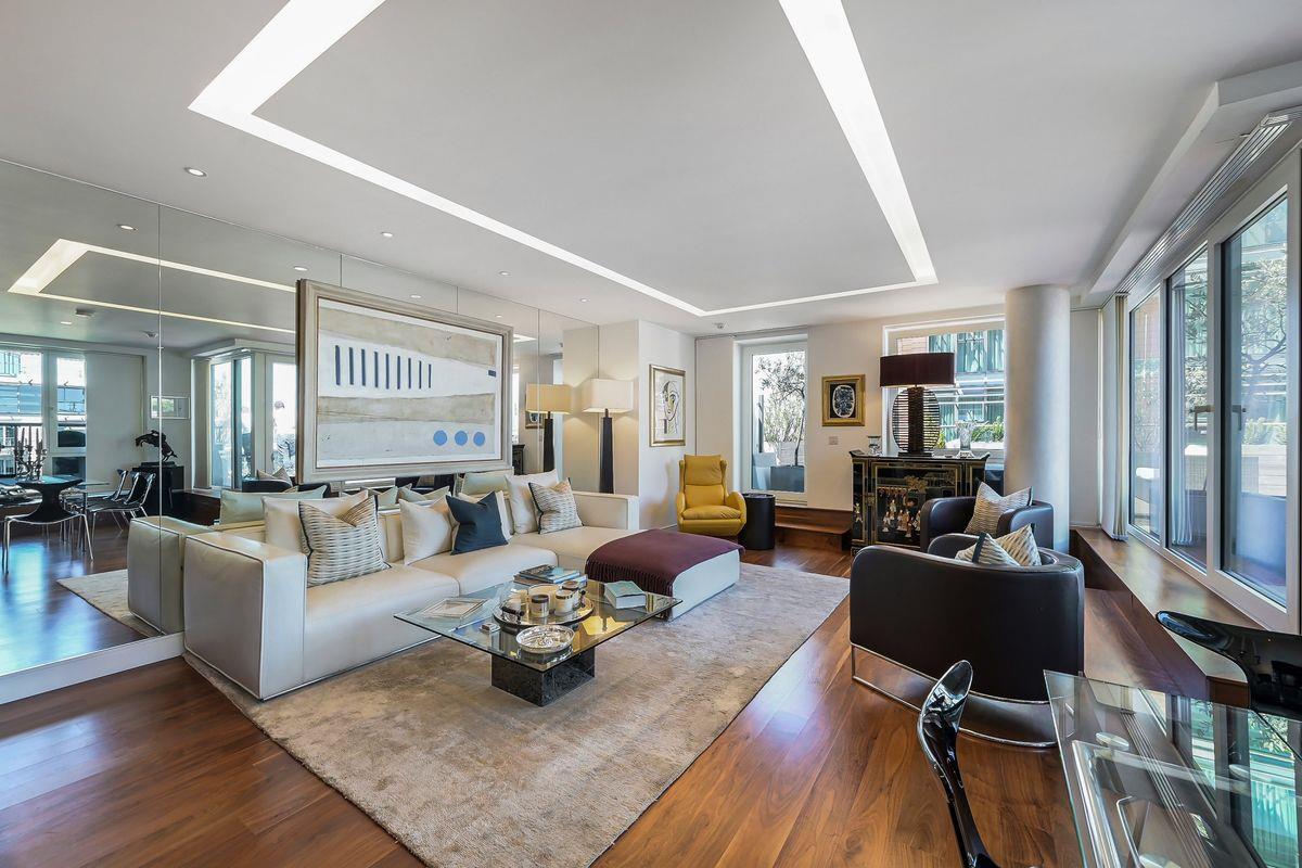 A gorgeous bright and spacious three bedroom apartment with wonderful views over the river Thames 