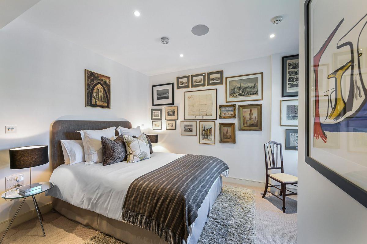 A gorgeous bright and spacious three bedroom apartment with wonderful views over the river Thames 