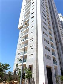 For sale a 5 room apartment in Netanya