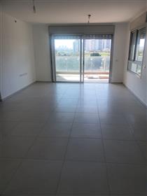 For sale a 5 room apartment in Netanya