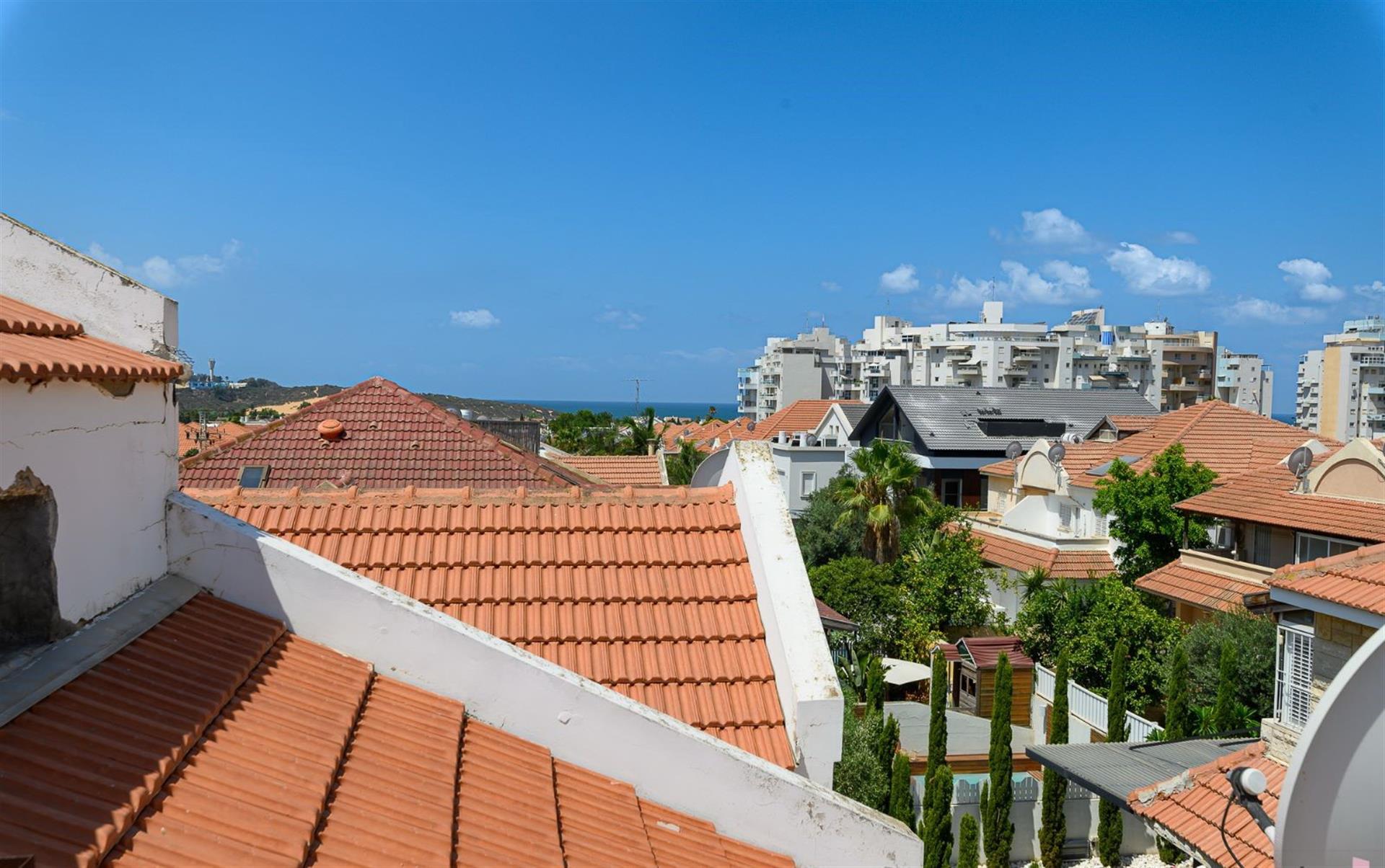 For sale a private house in Ramat Poleg Netanya
