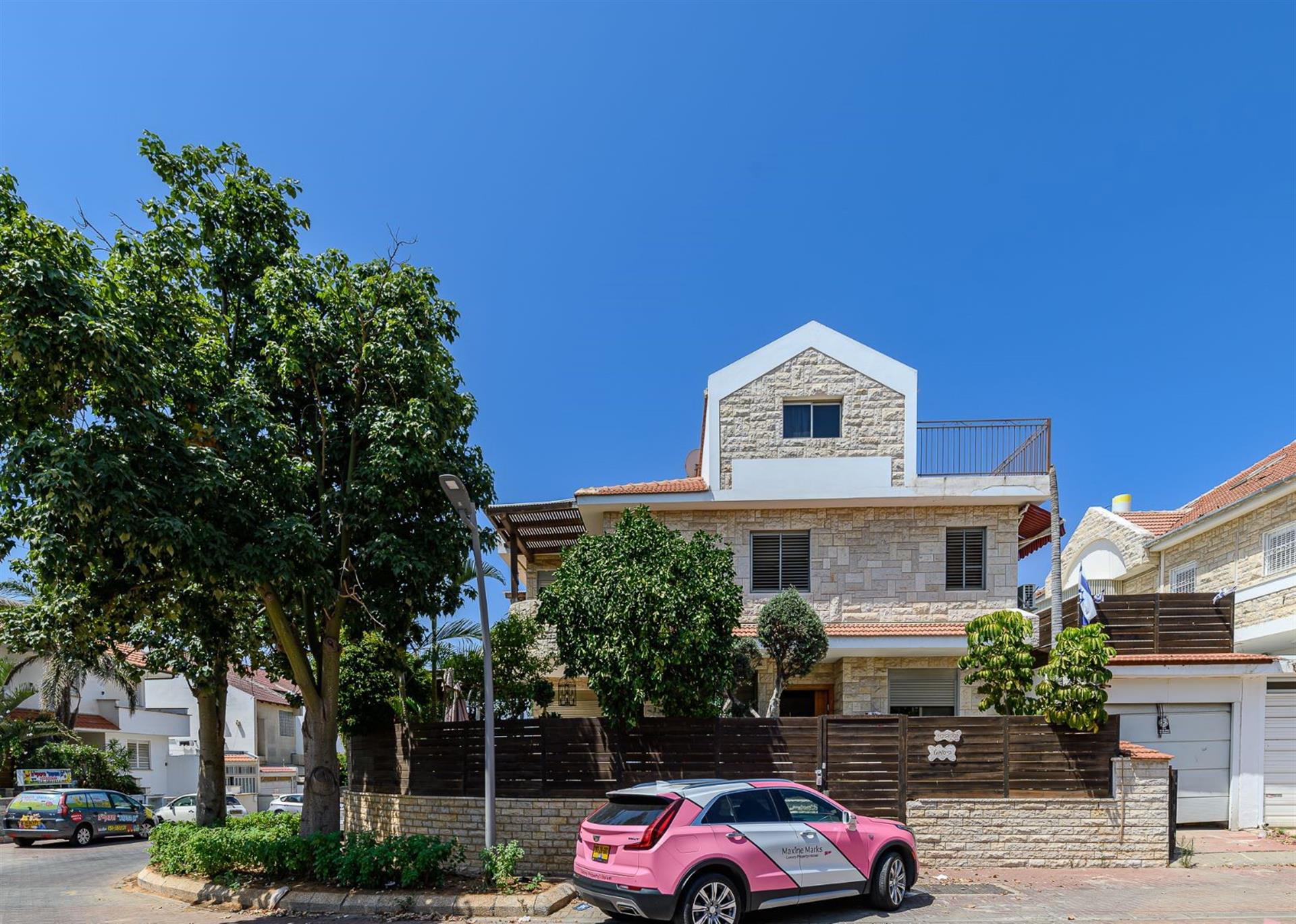 For sale a private house in Ramat Poleg Netanya