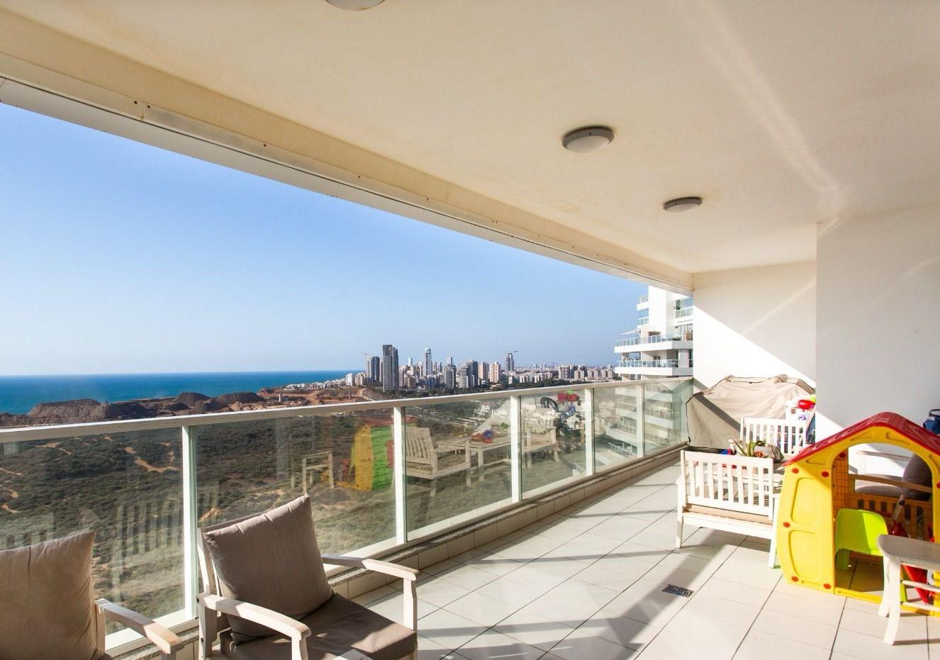 For sale Mini Penthouse - Uzi Hitman Street Ir Yamim neighborhood, Netanya