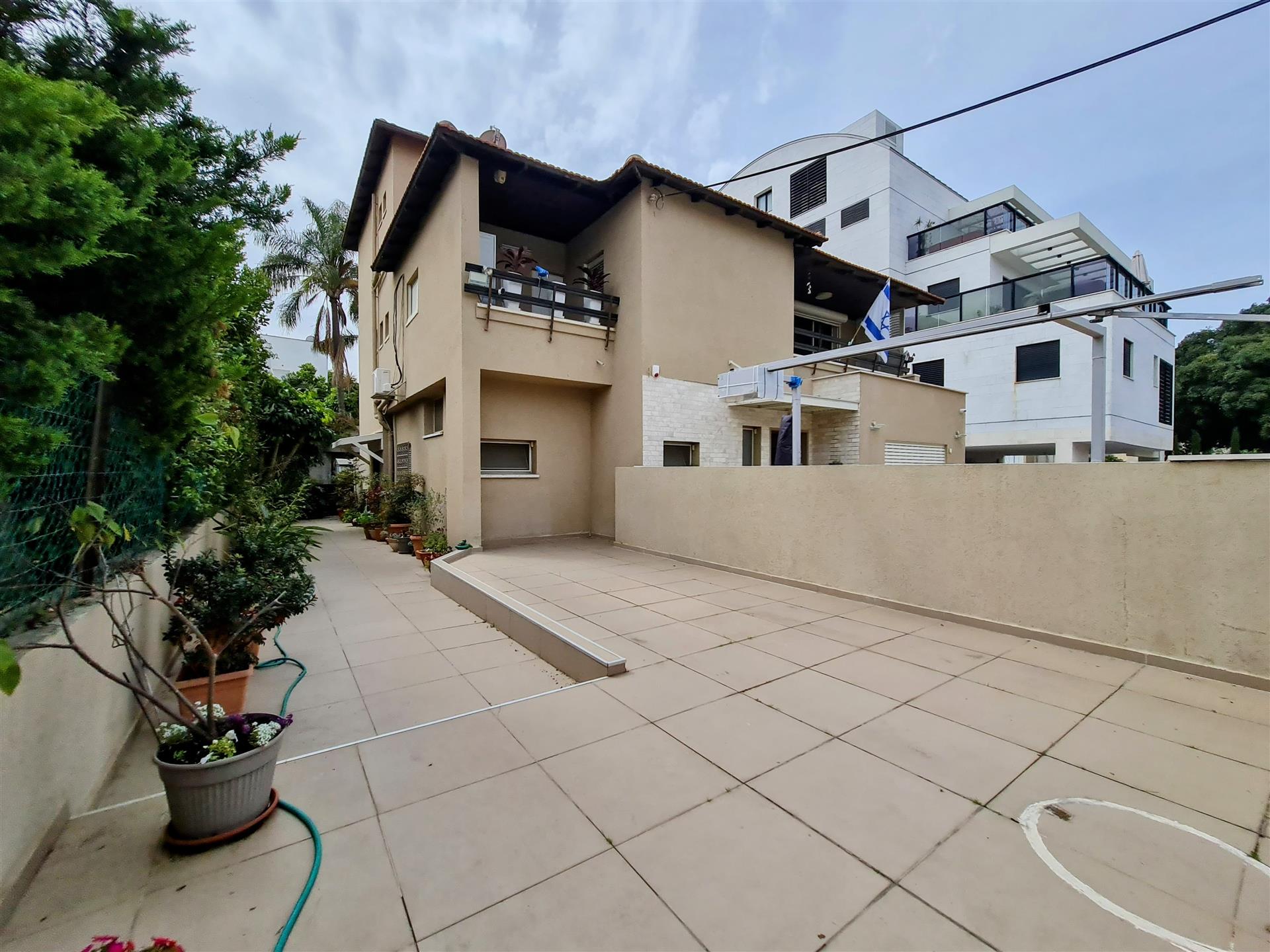 Prive huis te koop) Garden Duplex (Noord Netanya - Trumpeldor-Sharett hoek