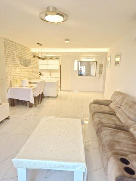 For sale a 6 room apartment in Galei Yam Netanya neighborhood