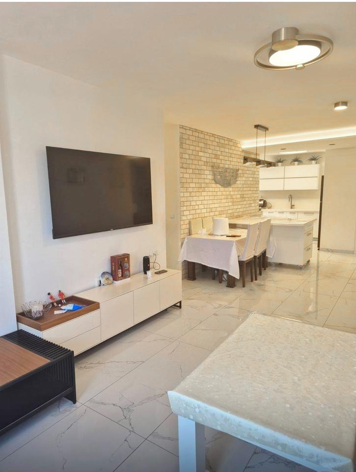 For sale a 6 room apartment in Galei Yam Netanya neighborhood