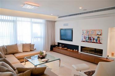 5 room apartment with sea view in Ir Yamim Netanya luxury tower