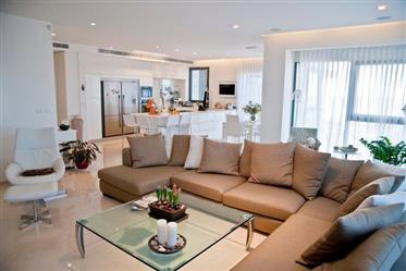 Appartement de 5 pièces avec vue sur la mer à Ir Yamim Netanya tour de luxe