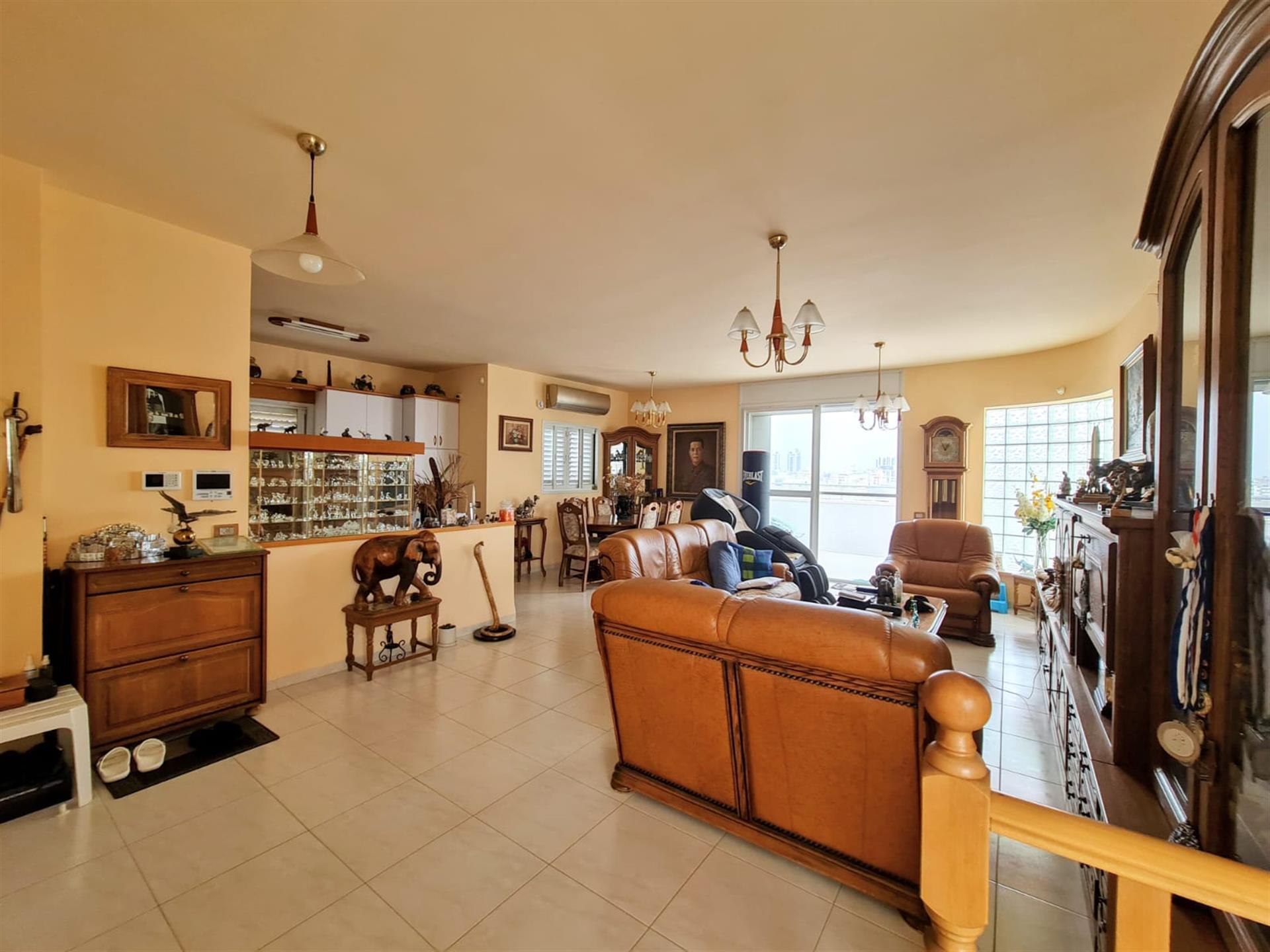 For sale a 6 room duplex in Netanya city center