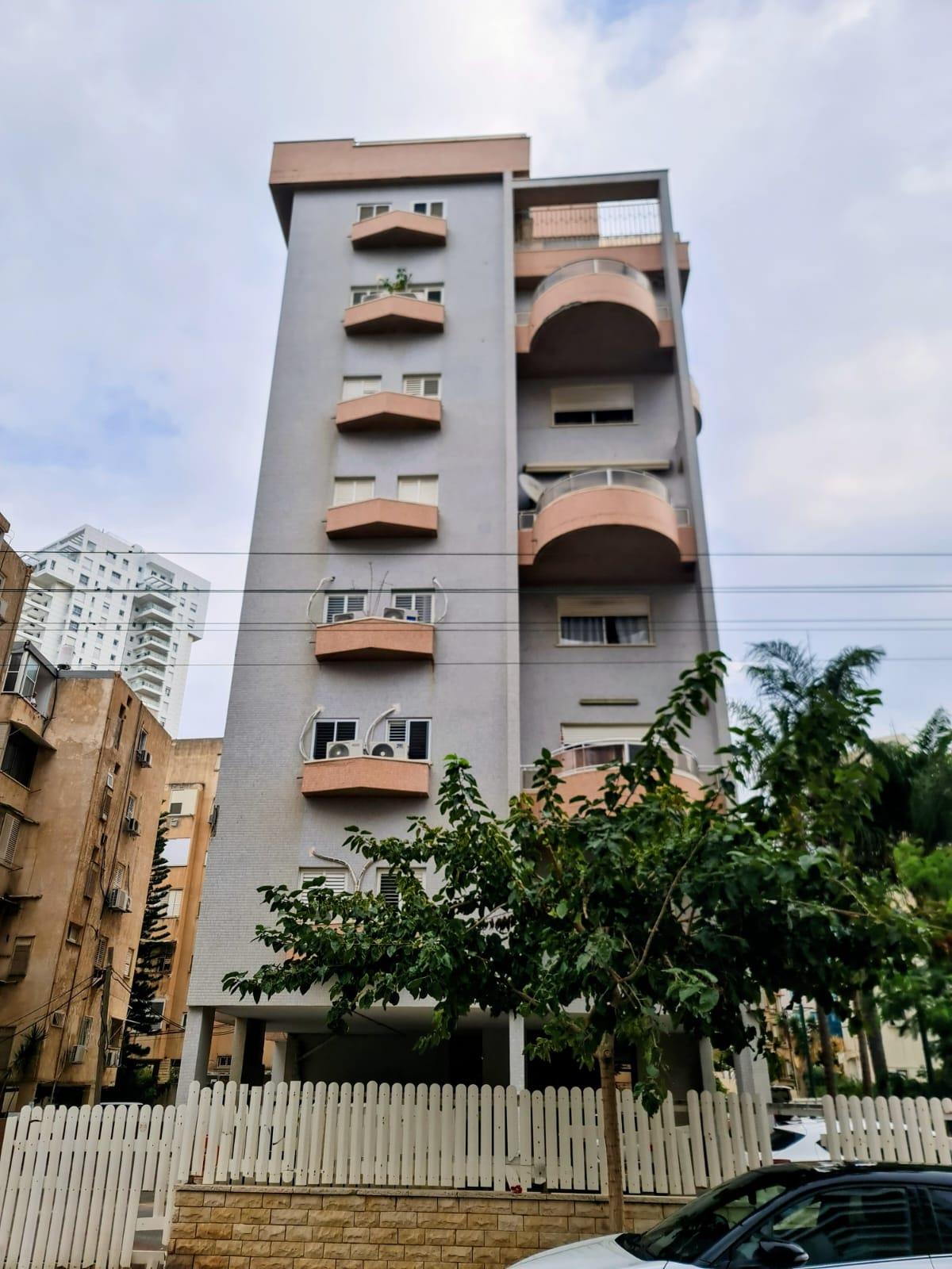 For sale a 6 room duplex in Netanya city center