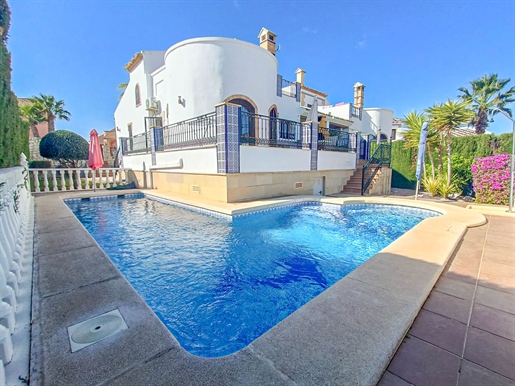 Schöne freistehende Villa mit Pool
