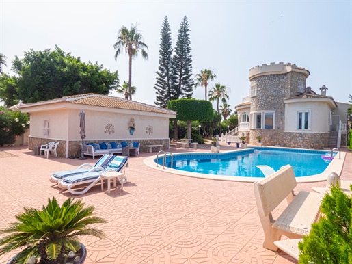Une incroyable villa à vendre à Quesada avec maison d’été