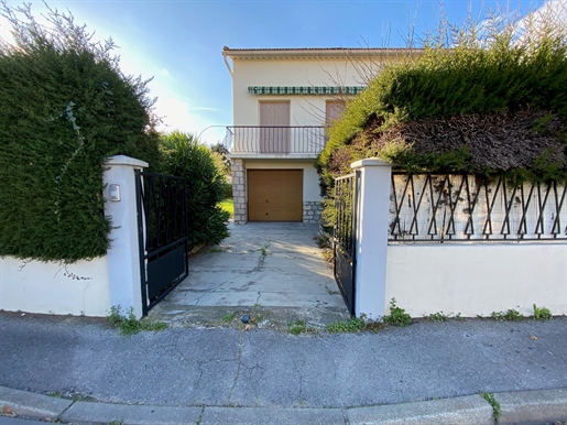 Independent house to renovate on 725m2 of land