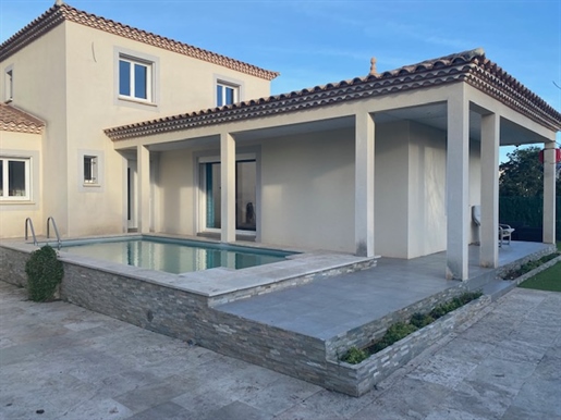 Recent villa with swimming pool and garage