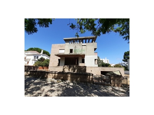 Investment: In prime location, unique villa to rebuild near Torre de Belem