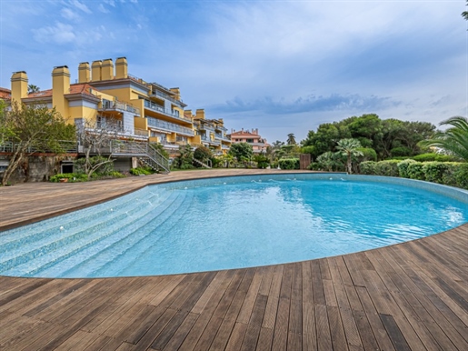 Exclusieve villa met zonnige terrassen en uniek uitzicht over Estoril en de zee