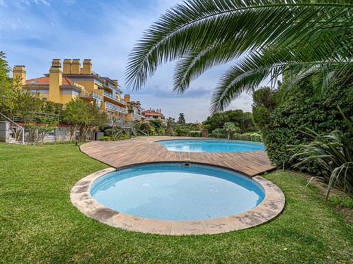 Villa exclusive avec terrasses ensoleillées et vue unique sur Estoril et la mer