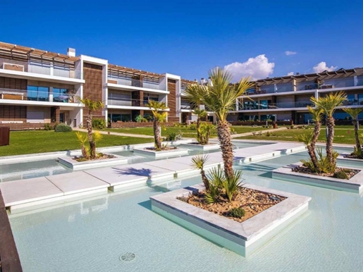 Moderno apartamento em condomínio com acesso direto à praia