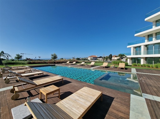 New apartment with sea view, in a luxury condominium with prime location in the center of Cascais.
