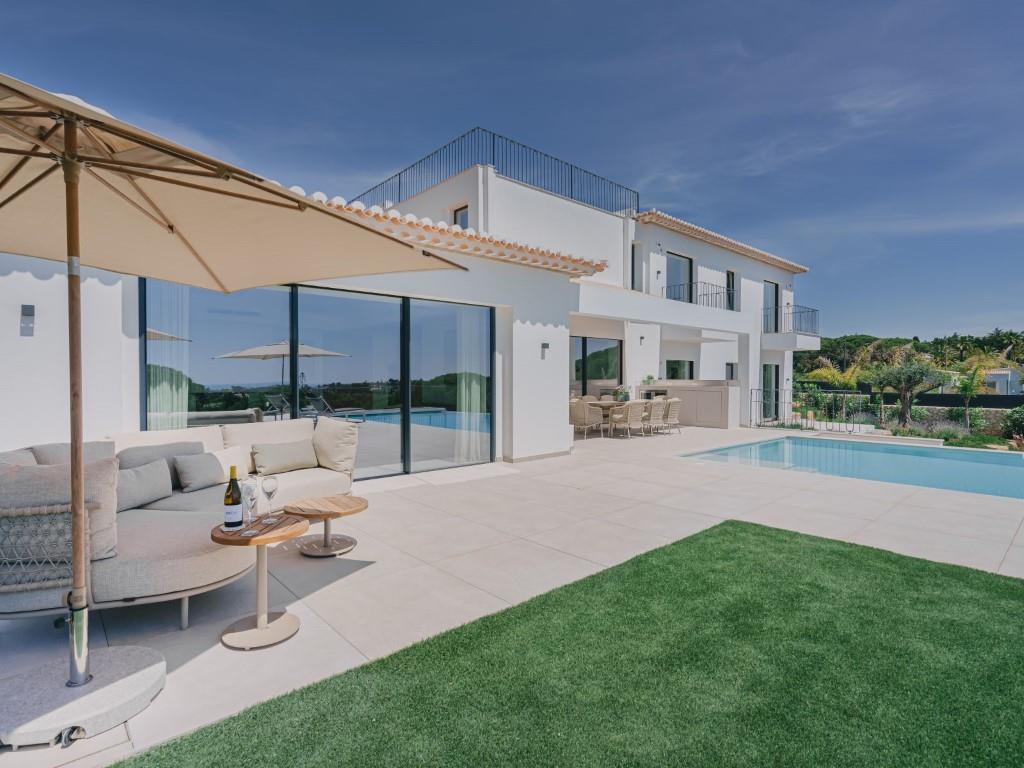 Außergewöhnliche neue Villa mit 4 Schlafzimmern, Meerblick und beheiztem Pool, gebaut nach höchsten
