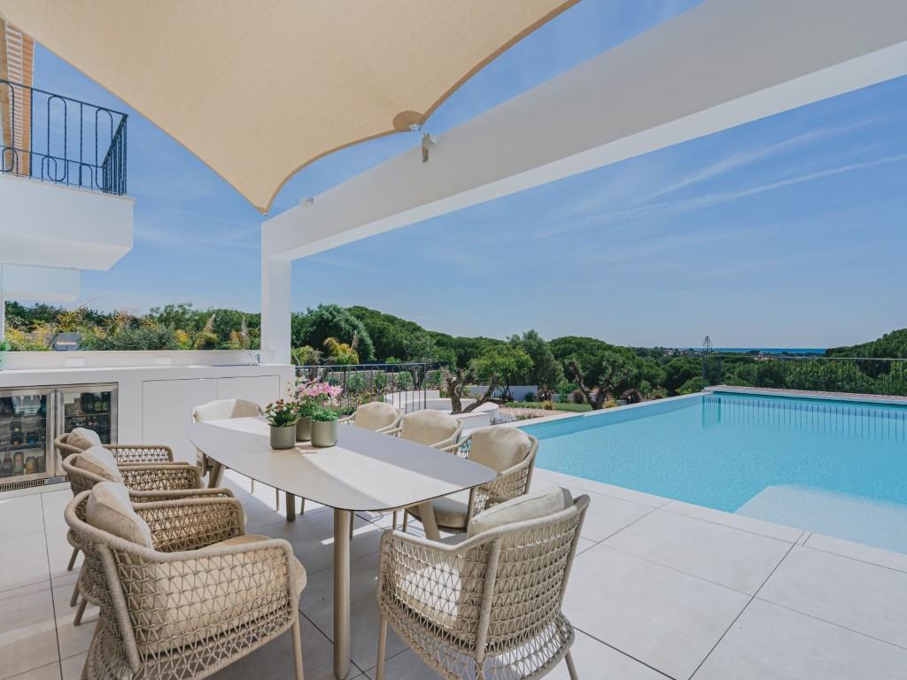 Außergewöhnliche neue Villa mit 4 Schlafzimmern, Meerblick und beheiztem Pool, gebaut nach höchsten