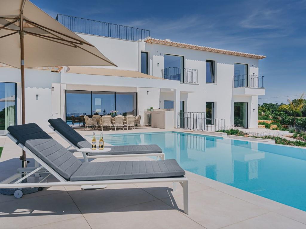 Außergewöhnliche neue Villa mit 4 Schlafzimmern, Meerblick und beheiztem Pool, gebaut nach höchsten