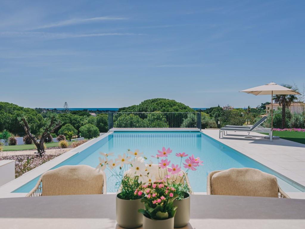 Außergewöhnliche neue Villa mit 4 Schlafzimmern, Meerblick und beheiztem Pool, gebaut nach höchsten