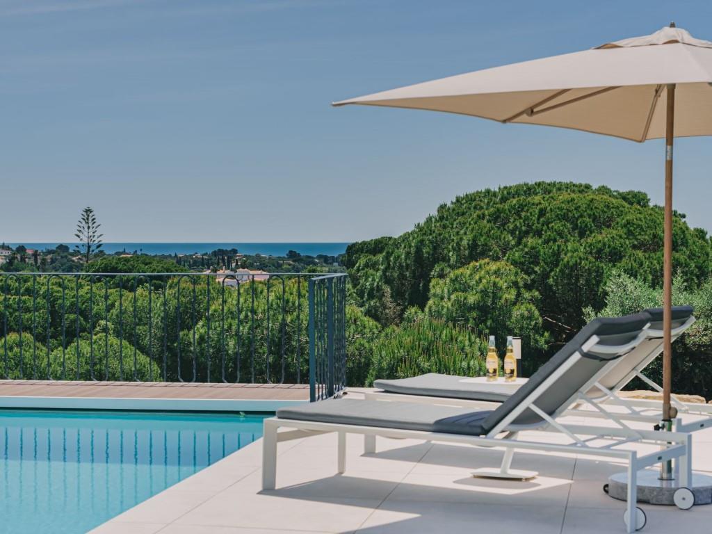 Außergewöhnliche neue Villa mit 4 Schlafzimmern, Meerblick und beheiztem Pool, gebaut nach höchsten