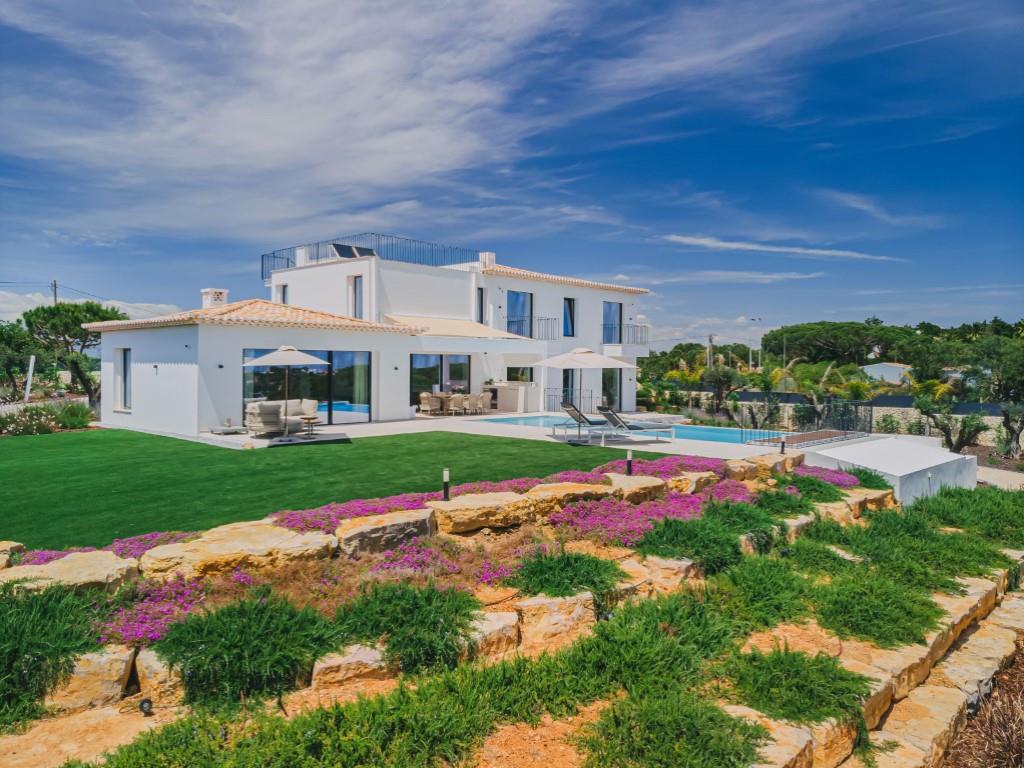 Außergewöhnliche neue Villa mit 4 Schlafzimmern, Meerblick und beheiztem Pool, gebaut nach höchsten