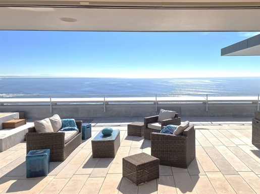 Magnifique penthouse de luxe inséré dans un bâtiment historique avec vue panoramique sur la mer.
