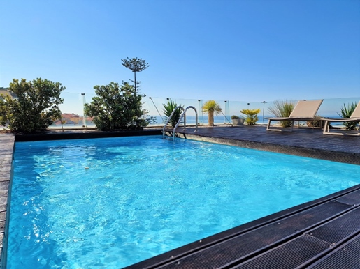 Fabuloso e exclusivo apartamento com enormes terraços e piscina privada em frente ao mar.