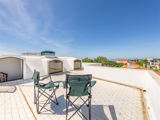 Cosy apartment with an exclusive terrace with sea view, in Parede centre