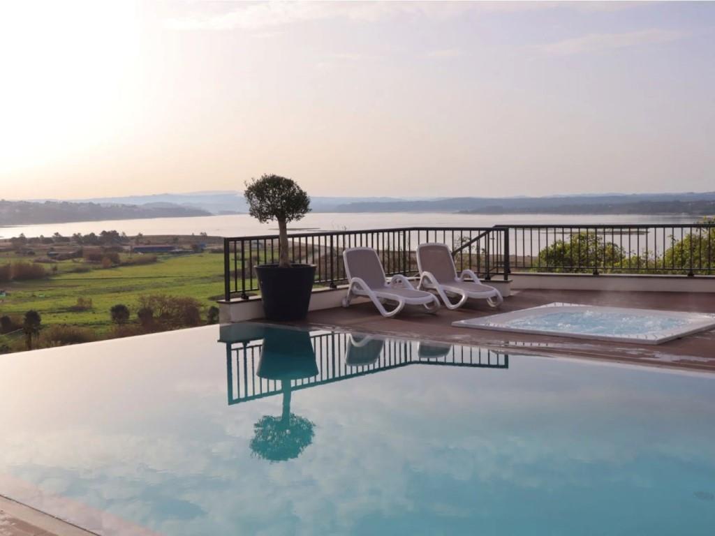 Wunderschöne und geräumige Villa mit herrlichem Blick über die Lagune von Óbidos.
