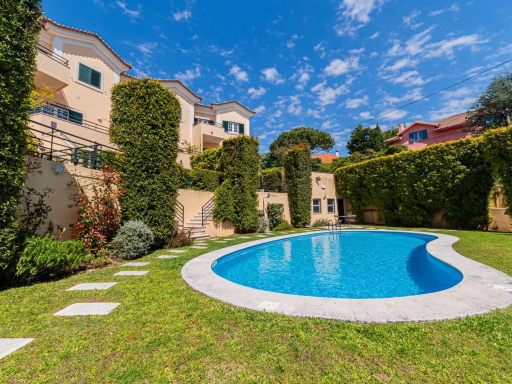 Fabulosa villa en el centro de Estoril en una comunidad cerrada con piscina, como nueva
