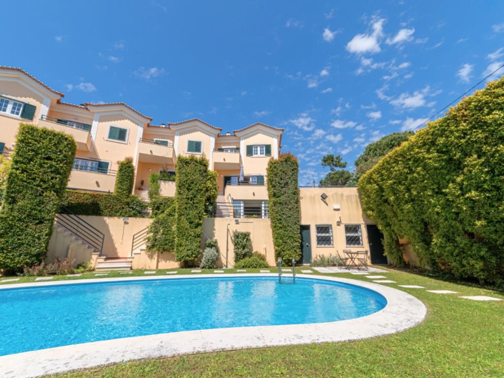 Fabulosa villa en el centro de Estoril en una comunidad cerrada con piscina, como nueva